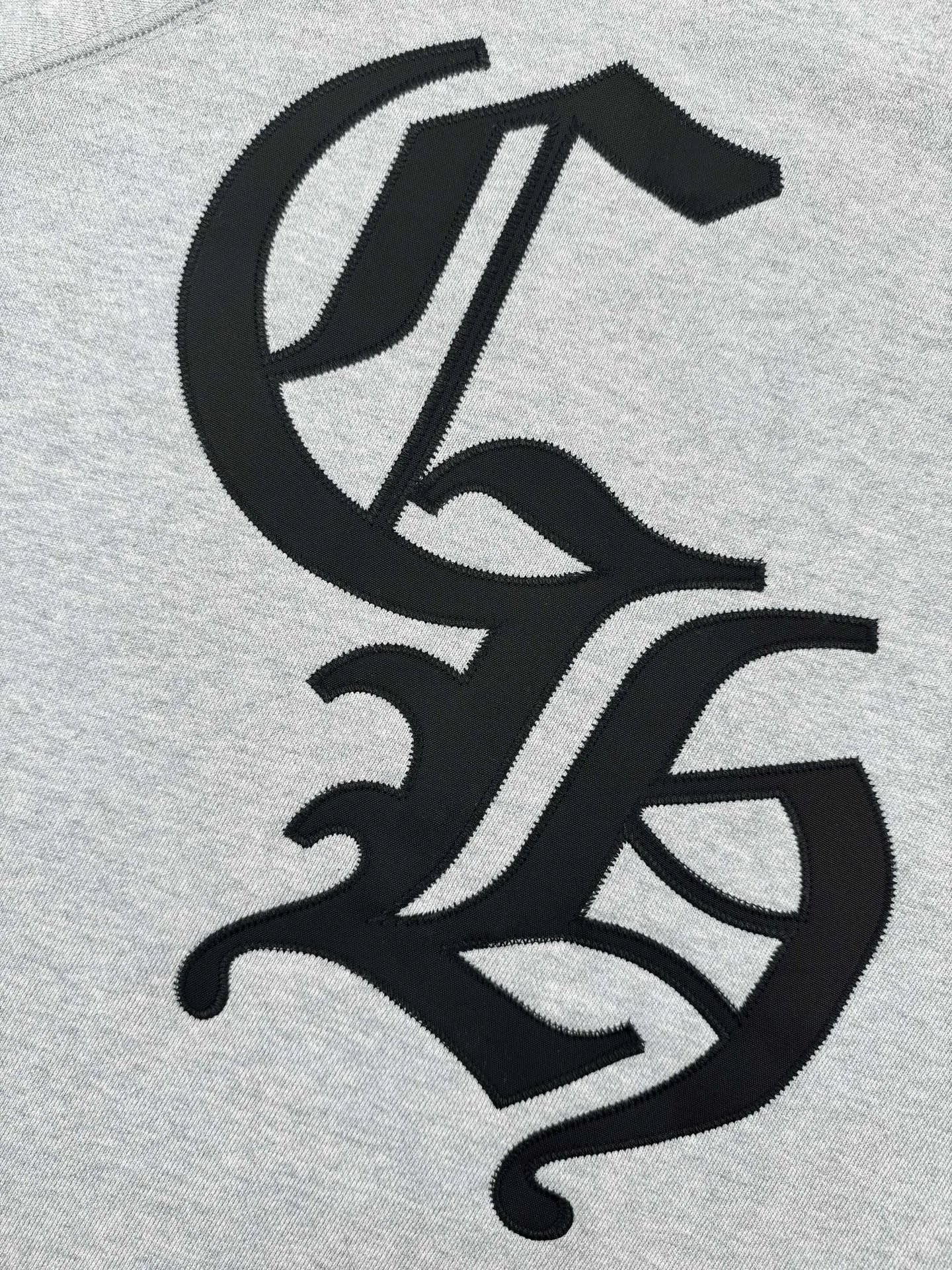 P390 Chrome Hearts Logo Round Neck Sweatshirt Customized heavy fortress intertwined air cotton, full of texture, thick and solid, based on high-grade ash tones, with a beauty that coexists with vicissitudes of life and elegance. With the Chrome Hearts cross patch embroidery decoration on the chest, it becomes the ultimate interpretation of dark gothic style. Unobtrusive but with an indescribable aura, interpreting the perfect blend of retro and luxury. Process 1: Using imported machine patch embroidery technology, using advanced computer control systems and precision mechanical components to realize the Chrome Hearts logo patch embroidery operation, showing an embroidery effect with both clarity and three-dimensionality. Process 2: The fabrics have been washed and have a better hand feel. Not easy to deform, not easy to shrink, not easy to fade, and maintain long-term beauty. Accessories: Customized 1:1 CH iron plate Customized 1:1 CH trademark Fit: Loose fit Size: S M L XL Style number: CC917